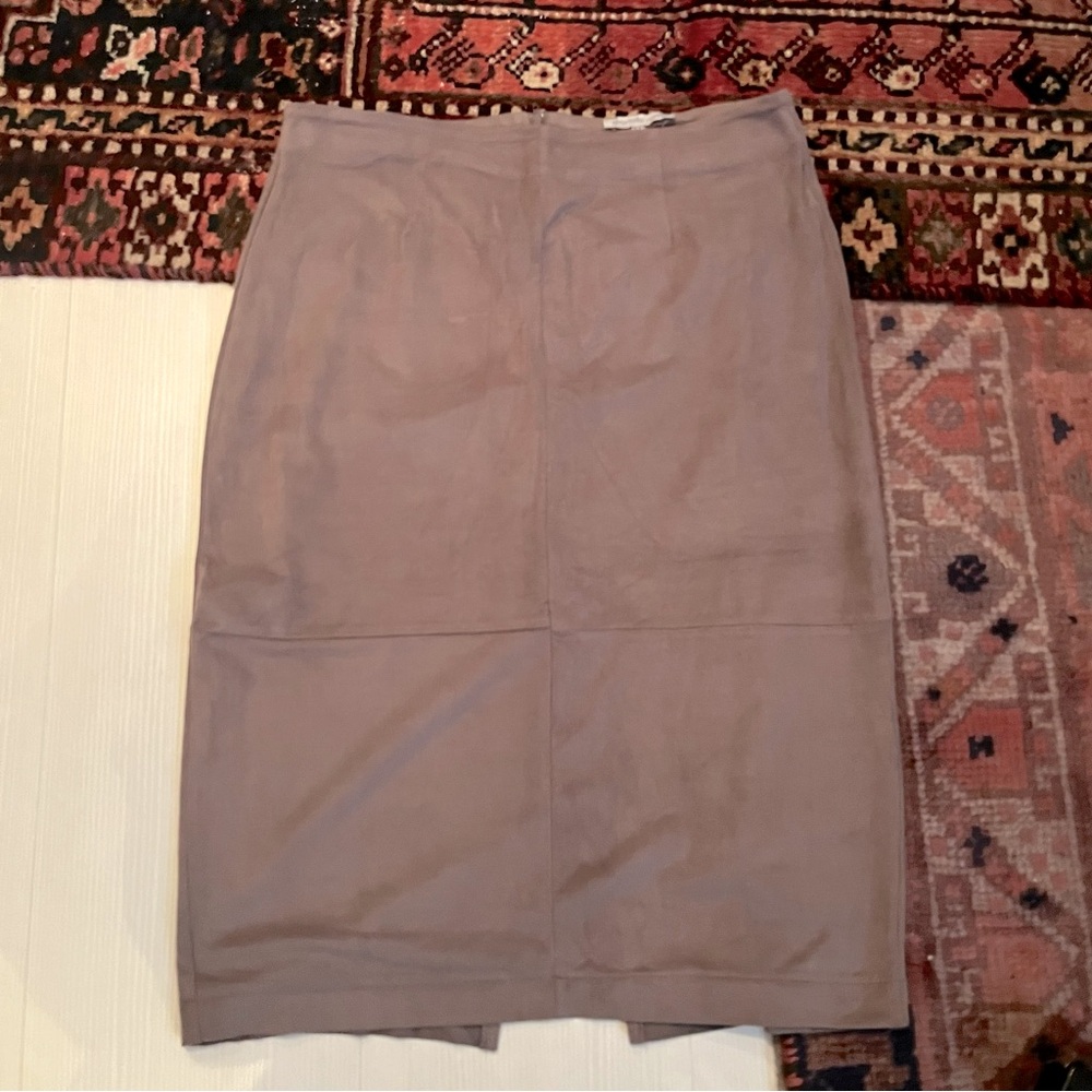 🛍️ Mauve suede pencil skirt